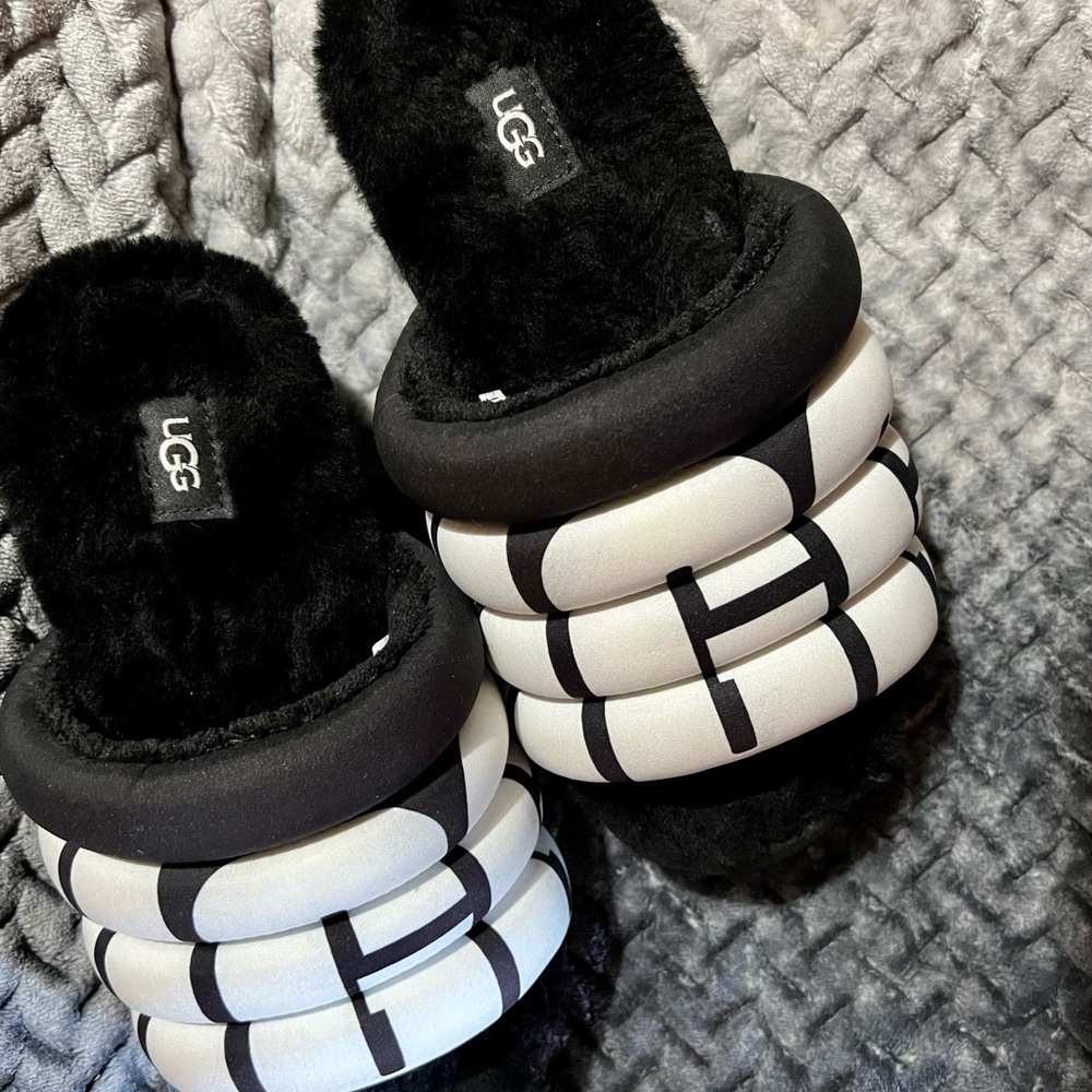 UGG Black and White Puffer Slides Size Woman’s 7. - Picture 6 of 10